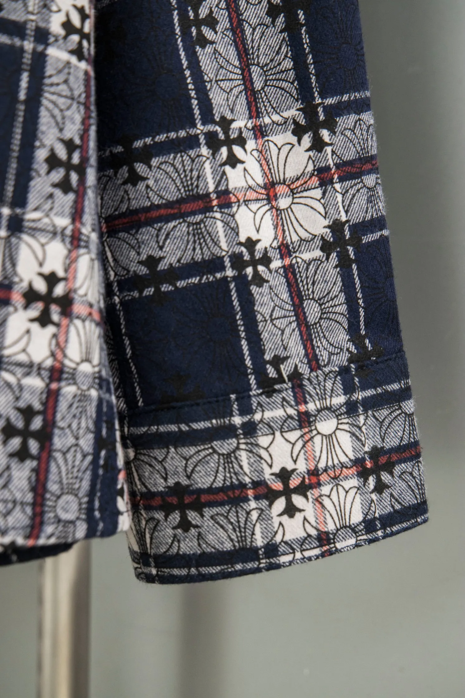 🅿️260 New: Style number: B131 Chrome Hearts classic cashew flower cross all-over printed jacquard long-sleeved casual shirt 1️⃣Customized original jacquard fabric, high-quality pure cotton jacquard plaid fabric, soft and comfortable to the touch, a very high-quality fabric! 2️⃣The details of the workmanship are perfectly controlled. The lining is made of vest hemming, and the cuffs are made of double cross leather labels. It is different from the ordinary version. The collar is also designed with interlining, which shows high-end fashion and personality. The style is fashionable, simple and elegant, and it is a very versatile jacket! 4⃣️Complete accessories, all customized with original versions! Same style for men and women Color: Cashew Purple Sizes: S, M, L, XL